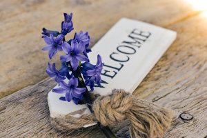 Schild mit Welcome und Blumen