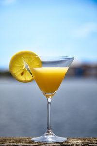 Cocktail-Glas mit Zitrone